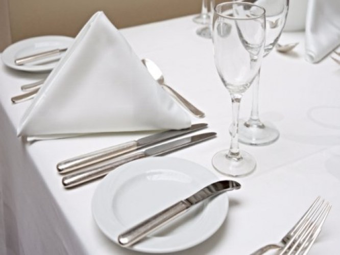 Fata de Masa 200x160-damasc-model-cu-patratele-2